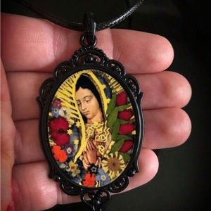 Say it loud like a gypsy! With this beautiful pendant, statement piece!❤️🖤